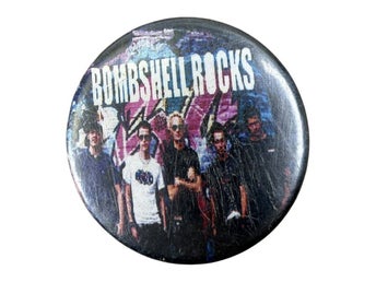 Bombshell Rocks Pin Knapp Punk Band Vintage Färg Graffiti