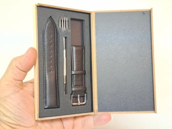Klockarmband, 22 mm, svart, Läder + Sprintverktyg + 4 Bandstift i present låda