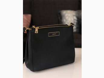 DKNY väska, svart skinn med axelrem DKNY väska, svart skinn med axelrem
