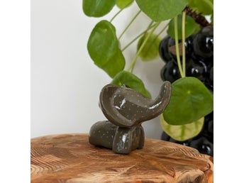 Handgjord elefant i lera