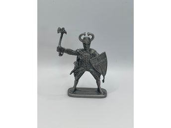 Tennfigur – Medeltida Riddare med Svärd och Sköld (ca 8 cm)