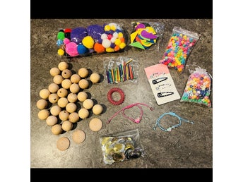 Kreativt pysselset träkulor , pompoms , pärlor , armband m.m