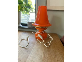 Bordslampa i orange glas