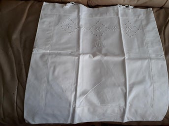 örngott handbroderat retro