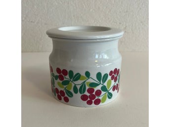 Burk med lock i porslin. Dekor lingon. Design RAIJA UOSIKKINEN Pomona Arabia