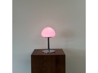 PEBBLE bordslampa Rosa – Bauhaus retro lampa i opalglas & krom
