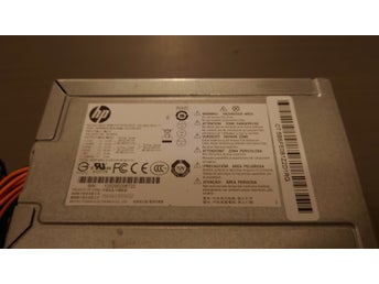 En äldre HP D300P002L nätaggregat