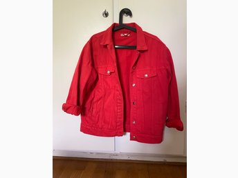 Röd jeansjacka från Gina Tricot (397748062) ᐈ Köp på Tradera Röd jeansjacka från Gina Tricot (397748062) ᐈ Köp på Tradera