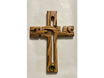 Kors med Jesus namn graverad. Olivträ. Hantverk från Betlehem
