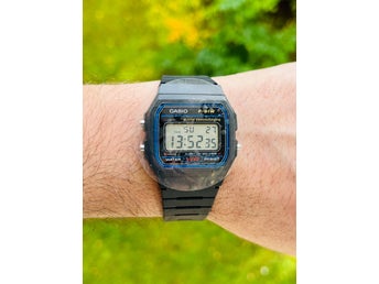 “NY” Casio F-91W digital klocka