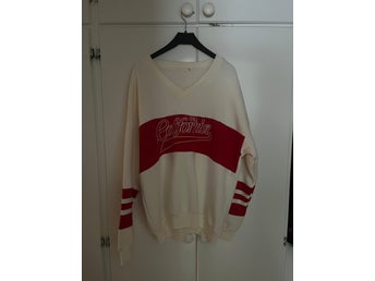 Krämvit och röd sweatshirt strl xs boohoo ny