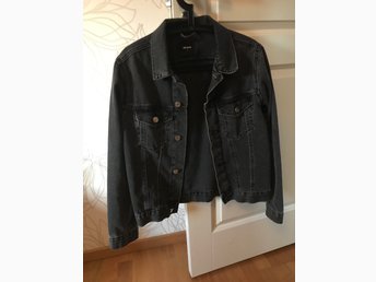 Svart jeansjacka från Bikbok (401138167) ᐈ Köp på Tradera Svart jeansjacka från Bikbok (401138167) ᐈ Köp på Tradera