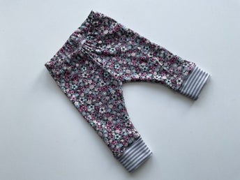 Handgjorda blommiga trikåbyxor/leggings till baby, med benmudd, storlek 56
