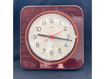 Retro väggur i brun keramik. Europa, Quartz. Germany