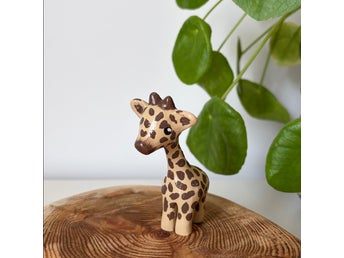 Handgjord giraff i lera