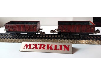 Märklin H0/00. 2st godsvagnar i plåt med klokoppel, ca 1930-40 tal