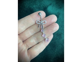Silverfärgad Navelpiercing med rosa stenar och hänge