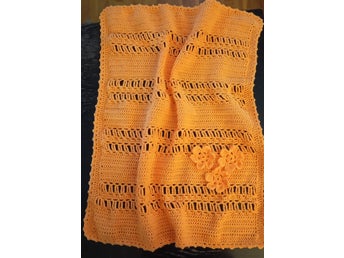 Ny virkad BABYFILT i orange, med blommor, ca 88 x 72 cm.