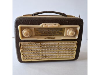 Gammal rörradio, Akkord Pinguin U57. 50-tal. Fungerar ej.