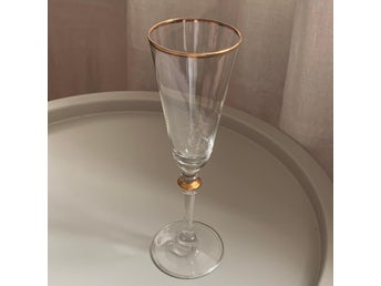 Champagneglas guldkant och gulddetalj