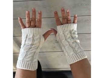 Vita stickade handledsvärmare med flätor