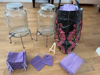 Bröllopspaket – 89 stolsrosetter, 25 påsar, skyltstaffli & 2 dryckesdispensrar