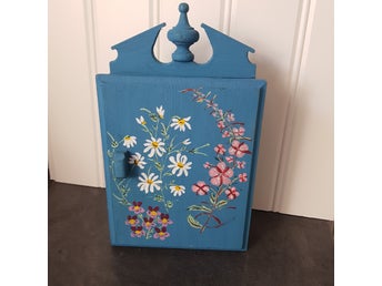 Nyckelskåp allmoge i trä handmålad blomstermotiv.Ca H. 24 cm