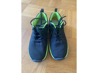 Svarta och neongröna sneakers