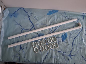 2 st duschstänger med plastkrok och 10 st duschringar