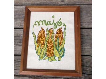 Tavla med broderad majs gul brun grön broderi