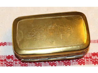 ANTIK SNUSDOSA MED KUNG OSCAR II MONOGRAM.