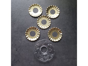 Ljusmanchetter i mässing 5 st och en i glas..5.5 cm i Ø. Hål ca 22 mm.Glas 7.5 Ø