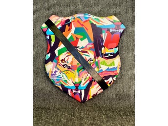 Märkestavla för simmärken/smycken Grafisk tiger/svart satin