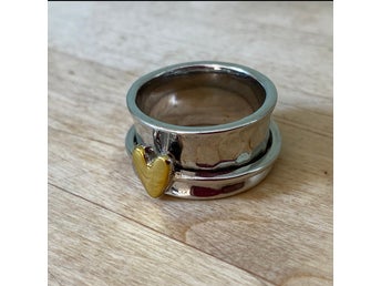Snygg stilren bred silverfärgad ring med hjärta i guldfärg