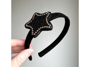Diadem i svart färg med stjärna och nitar från Lollipop till barn