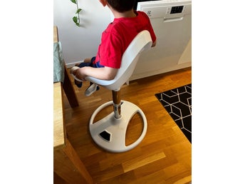Barnstol vit med säkerhetssele & justerbart fotstöd