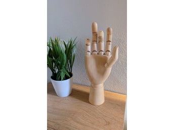Trähand / modellhand / hand i trä / konstnärshand