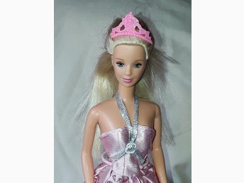 Barbie från Mattel med kläder o skor Barbie från Mattel med kläder o skor