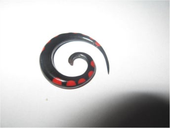 TÖJNING SPIRAL PIERCING SVART/RÖD MED PRICKAR 5 MM (ORGANISK)
