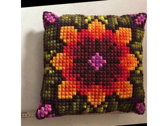 Broderad Kudde med Blommönster. Prydnadskudde. Retro. 70-tal