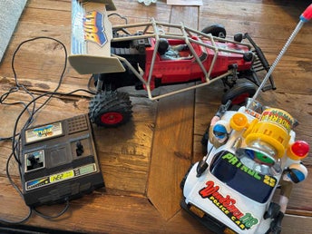 Retro radiostyrda bilar 80/90-tal – Wild Bull + polisbil-lyser-renoveringsobjekt