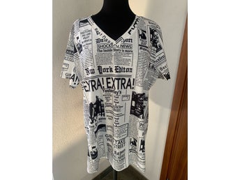 Vit t-shirt med tidningsartiklar i storlek XXL