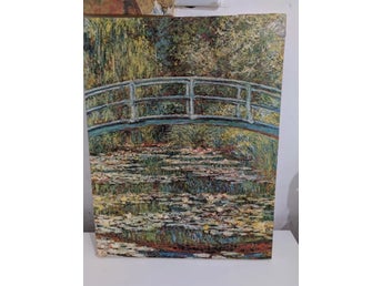Replika av en målning inspirerad av Claude Monets stil, med en bro och näckrosor