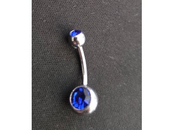 Navelpiercing med blå sten