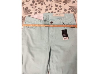 Blåmarin Demi Jeans i Stl 42 med fina detaljer!