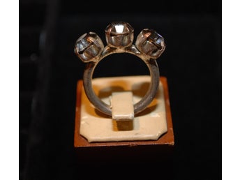 Dekorativ ring med tre stenar