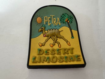 Kylskåpsmagnet. Petra Jordanien desert limousine 65 mm hög. Lite böjd