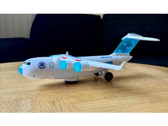 Flygplan som åker runt själv med ljud och ljus.