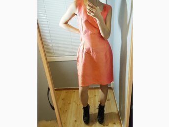 Lyxig klänning med bronsskimmer från märket R.. (343877305 Lyxig klänning med bronsskimmer från märket R.. (343877305