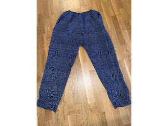 Nya luftiga högmidjade byxor - blåa & vita - Kappahl - strl XL